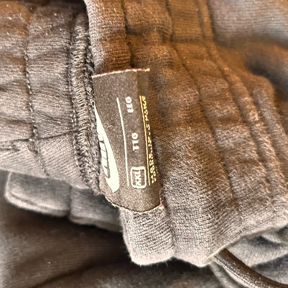 This is a complete Nike sweatsuit for sale - Picture 6 of 7